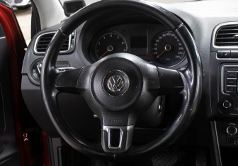 Подержанный автомобиль Volkswagen Polo Sedan 2013 года (17 фото)