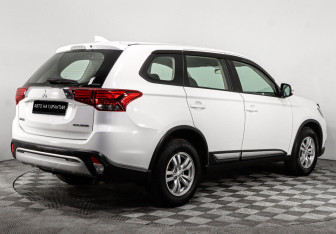 Подержанный автомобиль Mitsubishi Outlander 2019 года (3 фото)