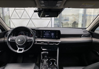 Подержанный автомобиль Kia K5 2021 года (11 фото)