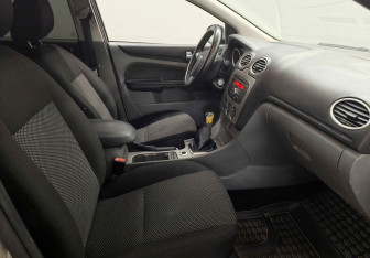 Подержанный автомобиль Ford Focus Hatchback 2010 года (9 фото)