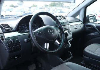 Подержанный автомобиль Mercedes-Benz Viano 2010 года (12 фото)