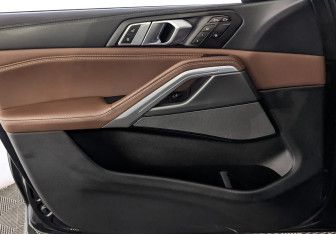 Подержанный автомобиль BMW X6 2021 года (19 фото)