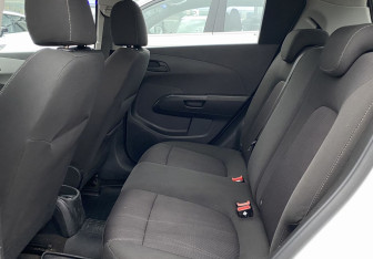 Подержанный автомобиль Chevrolet Aveo Hatchback 2014 года (14 фото)