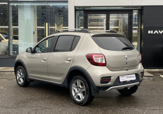 Подержанный автомобиль Renault Sandero 2015 года (7 фото)