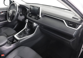 Подержанный автомобиль Toyota RAV4 2021 года (7 фото)