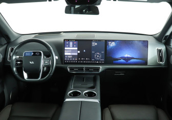 Подержанный автомобиль LiXiang L9 2024 года (12 фото)