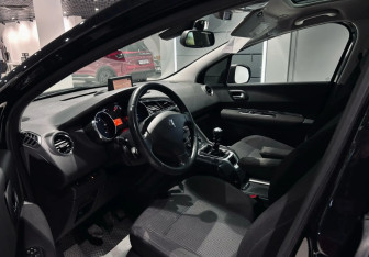 Подержанный автомобиль Peugeot 5008 Compactvan 2011 года (8 фото)
