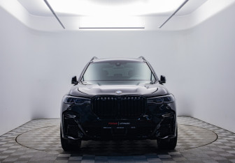 Подержанный автомобиль BMW X7 2022 года (2 фото)