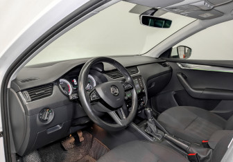Подержанный автомобиль Skoda Octavia Liftback 2018 года (16 фото)