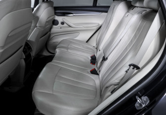 Подержанный автомобиль BMW X5 2015 года (10 фото)