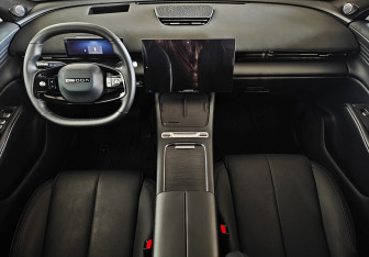 Подержанный автомобиль Omoda C7 2025 года (11 фото)
