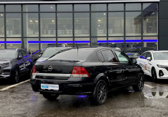 Подержанный автомобиль Opel Astra Sedan 2012 года (5 фото)