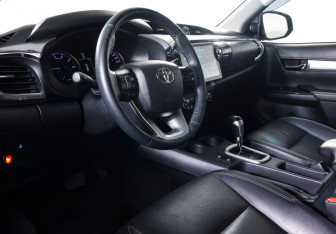 Подержанный автомобиль Toyota Hilux 2015 года (15 фото)