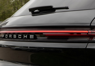 Подержанный автомобиль Porsche Cayenne 2023 года (37 фото)