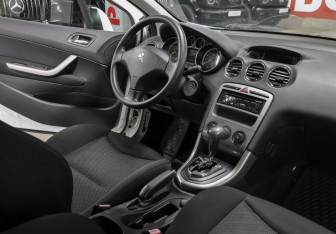 Подержанный автомобиль Peugeot 308 Hatchback 2011 года (11 фото)