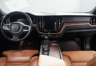 Подержанный автомобиль Volvo XC60 2019 года (12 фото)