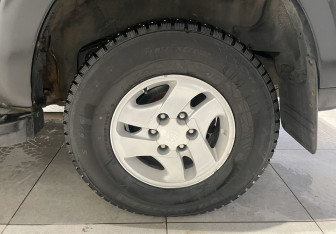 Подержанный автомобиль Toyota Sequoia 2002 года (12 фото)