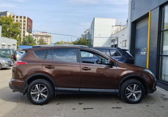 Подержанный автомобиль Toyota RAV4 2017 года (8 фото)