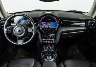 Подержанный автомобиль MINI Hatch 2021 года (12 фото)