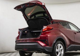 Подержанный автомобиль Toyota C-HR 2018 года (16 фото)