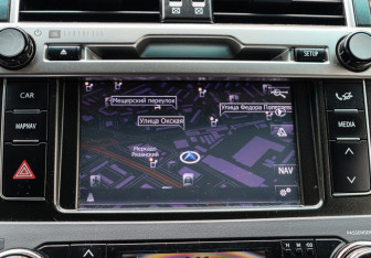 Подержанный автомобиль Toyota Land Cruiser Prado 2013 года (17 фото)