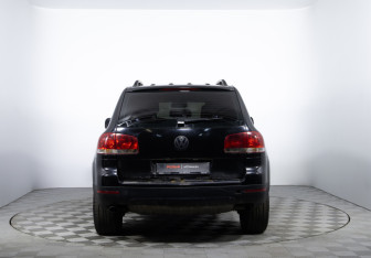 Подержанный автомобиль Volkswagen Touareg 2004 года (6 фото)