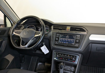 Подержанный автомобиль Volkswagen Tiguan 2021 года (24 фото)