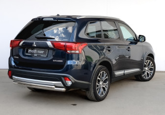 Подержанный автомобиль Mitsubishi Outlander 2016 года (5 фото)