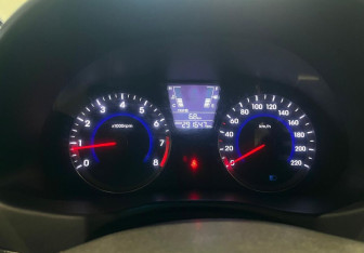 Подержанный автомобиль Hyundai Solaris Hatchback 2012 года (15 фото)