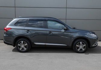 Подержанный автомобиль Mitsubishi Outlander 2021 года (4 фото)