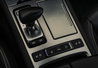 Подержанный автомобиль Genesis G80 2019 года (18 фото)