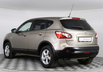 Подержанный автомобиль Nissan Qashqai 2013 года (7 фото)