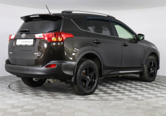 Подержанный автомобиль Toyota RAV4 2014 года (5 фото)