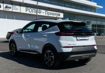 Подержанный автомобиль Chevrolet Bolt 2021 года (20 фото)