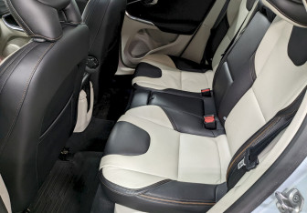 Подержанный автомобиль Volvo V40 Cross Country 2014 года (17 фото)