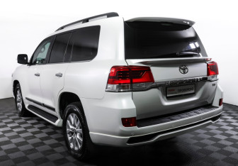 Подержанный автомобиль Toyota Land Cruiser Suv 2015 года (7 фото)