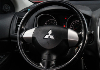 Подержанный автомобиль Mitsubishi ASX 2010 года (11 фото)