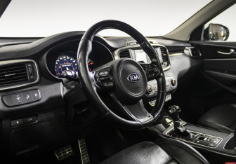 Подержанный автомобиль Kia Sorento 2017 года (13 фото)