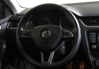 Подержанный автомобиль Skoda Octavia Liftback 2016 года (10 фото)