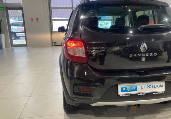 Подержанный автомобиль Renault Sandero 2015 года (8 фото)