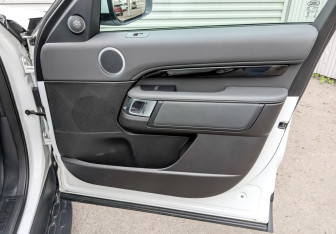 Подержанный автомобиль Land Rover Discovery 2017 года (25 фото)