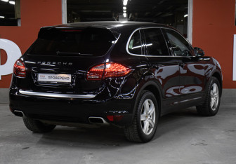 Подержанный автомобиль Porsche Cayenne 2011 года (5 фото)