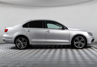Подержанный автомобиль Volkswagen Jetta Sedan 2015 года (4 фото)