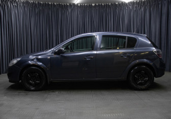 Подержанный автомобиль Opel Astra Hatchback 2011 года (8 фото)