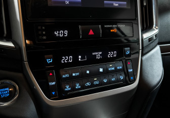 Подержанный автомобиль Toyota Land Cruiser Suv 2015 года (21 фото)