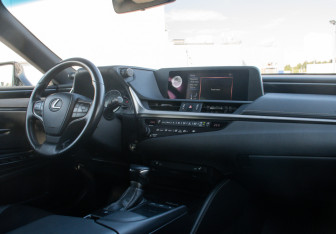 Подержанный автомобиль Lexus ES 2018 года (12 фото)