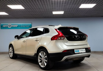 Подержанный автомобиль Volvo V40 Cross Country 2017 года (7 фото)