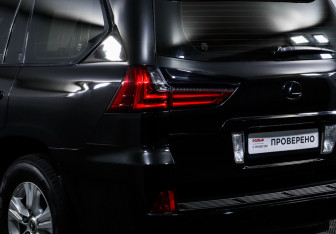 Подержанный автомобиль Lexus LX 2015 года (17 фото)