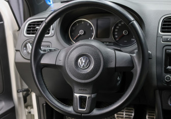 Подержанный автомобиль Volkswagen Polo Hatchback 2012 года (17 фото)
