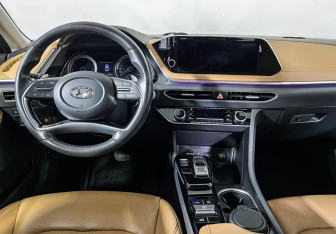 Подержанный автомобиль Hyundai Sonata 2020 года (12 фото)